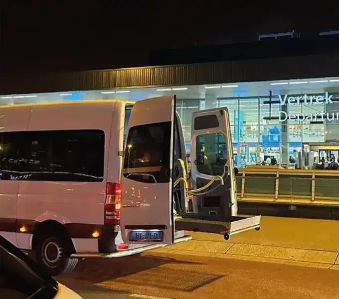 Rolstoelbus bij Schiphol voor reizigers uit Tilburg